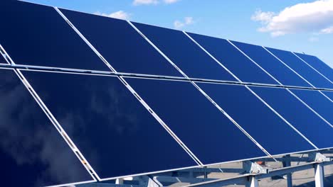 granja solar al aire libre. paneles solares que recogen la luz del sol.