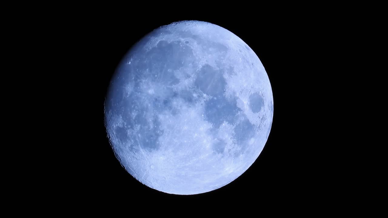 fase gibosa de la luna en el cielo por la noche