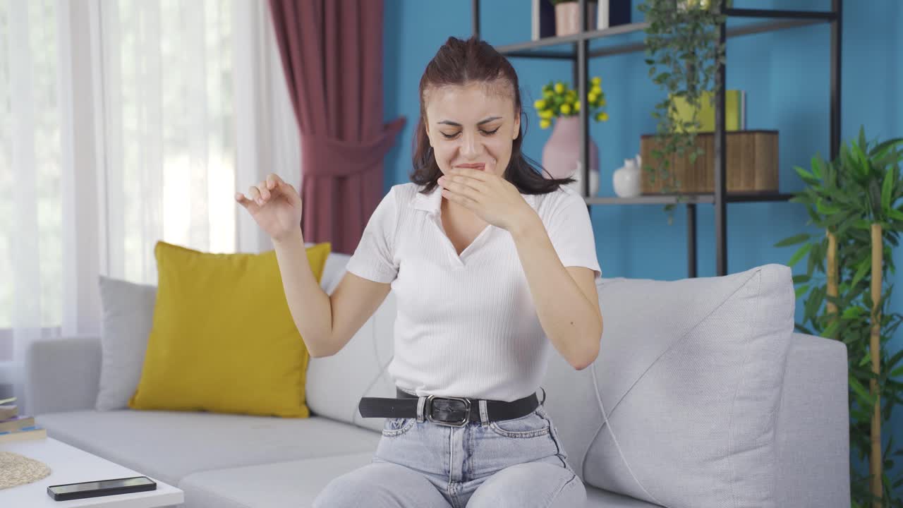 la joven sudorosa huele mal y ofensivamente.