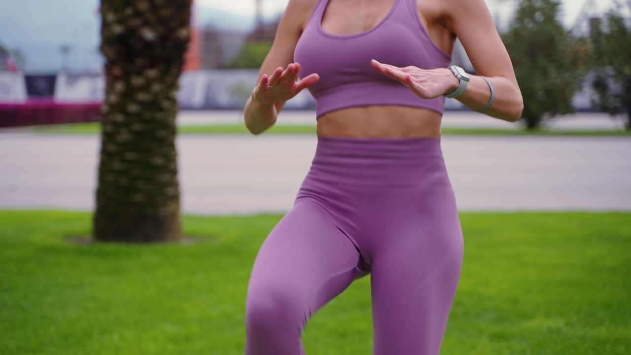 mujer haciendo ejercicio al aire libre con ropa deportiva púrpura