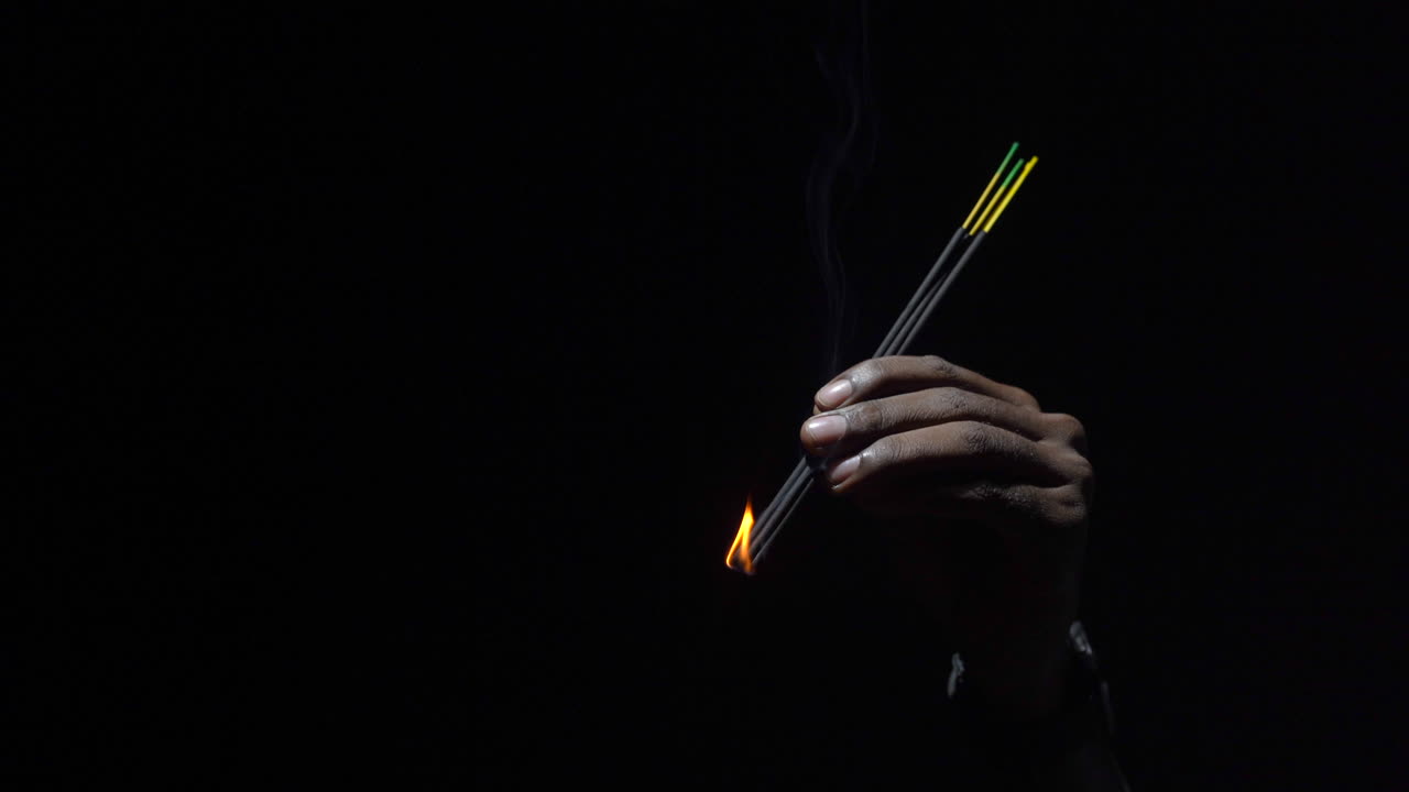 아가르바티가 라이터로 불을 붙이고 있다