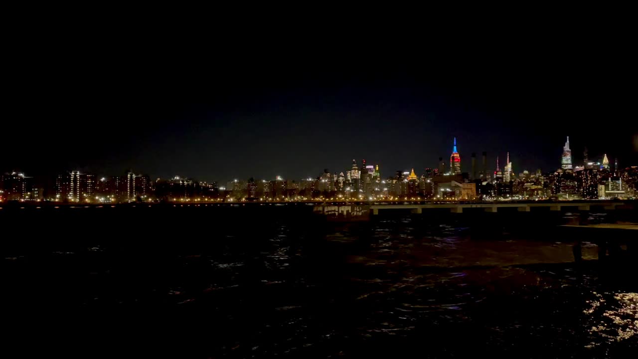 밤에 뉴욕 시의 스카이라인