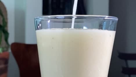 el saboroso jugo refrescante llena el vaso, un remolino de delicioso sabor