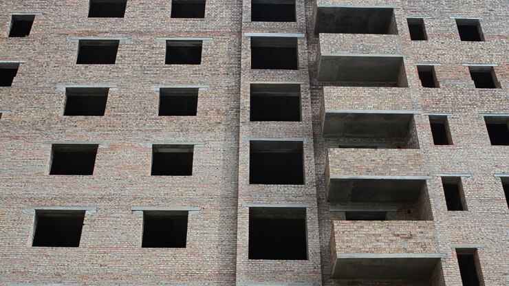 Condominio. Ripresa di una casa, momento della costruzione. Ripresa della facciata della casa