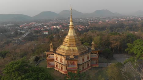 el increíble templo de wat pa phon phao en luang prabang durante la puesta de sol, aérea