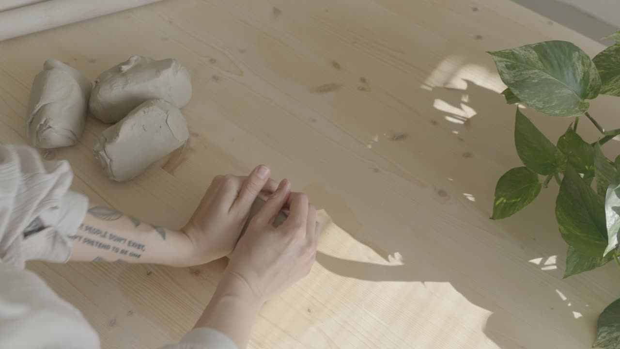 점토 를 사용 하는 여성 도자기