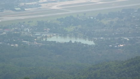 Una-Pequeña-Ciudad-Se-Asienta-Alrededor-De-Una-Pequeña-Masa-De-Agua-En-Una-Zona-Montañosa