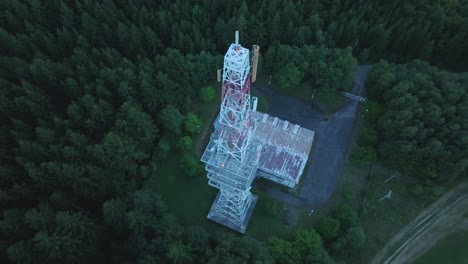 Ein-Hoher-Radioempfänger,-Der-Mitten-Im-Wald-Steht