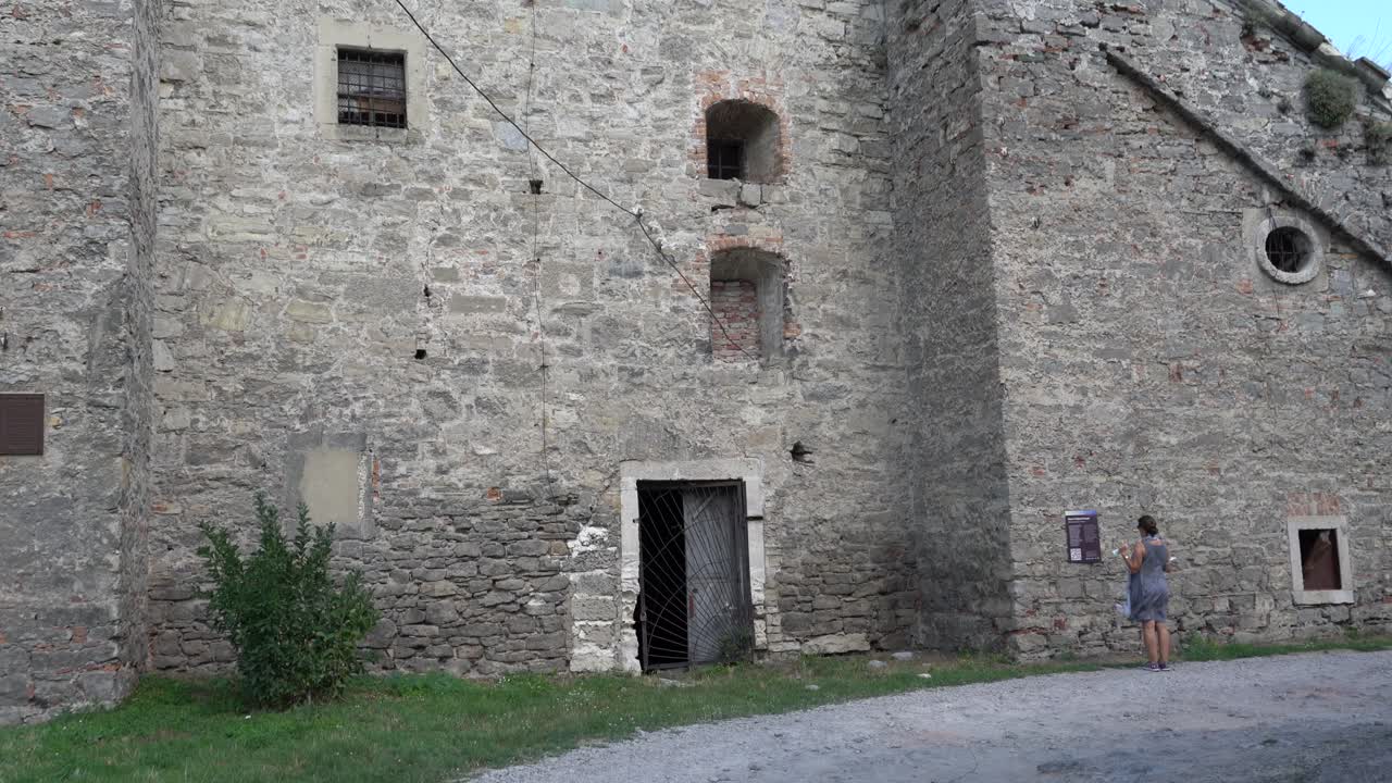 우크라이나의 카미아네츠-포스키에 있는 중세 요새는 푸른 하늘을 향해 기울어져 있습니다.