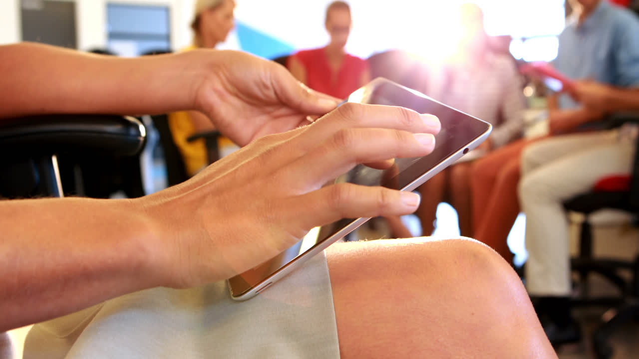 sección media de una mujer usando una tableta digital