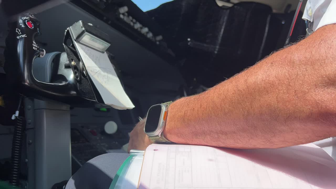 escena piloto: vista de cerca del capitán firmando documentos antes de la salida del vuelo