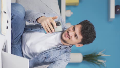 video vertical del hombre en el teléfono.