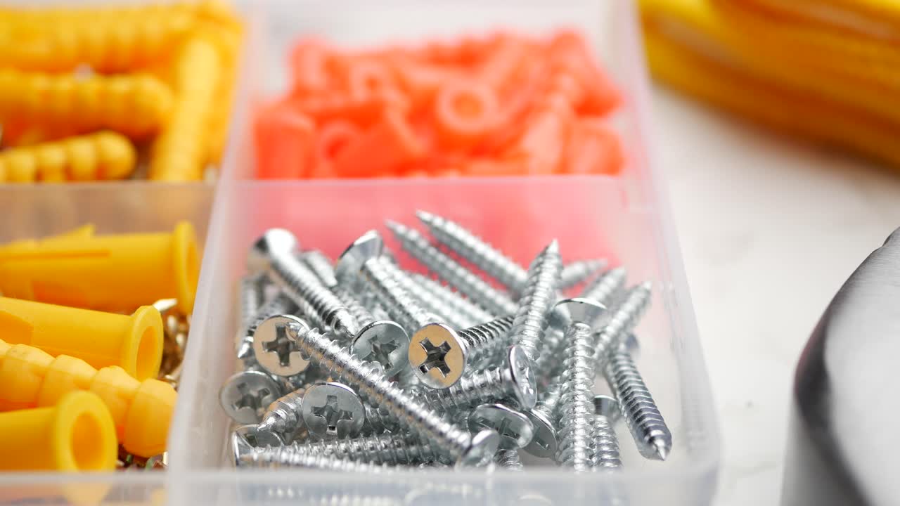 보관 상자에있는 건설 하드웨어의 종류