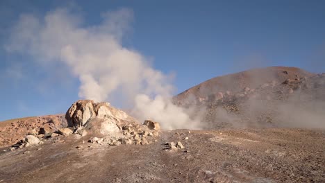 Géiseres-De-El-Tatio-Humeantes-Al-Amanecer-En-El-Desierto-De-Atacama-En-Chile,-Sudamérica