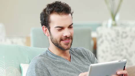 Joven-Feliz-Usando-Su-Tableta