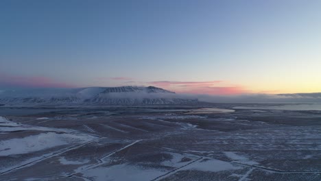 Vista-Aérea-De-Islandia-Volando-Lento-Sobre-Los-Campos-Del-Condado-En-Invierno
