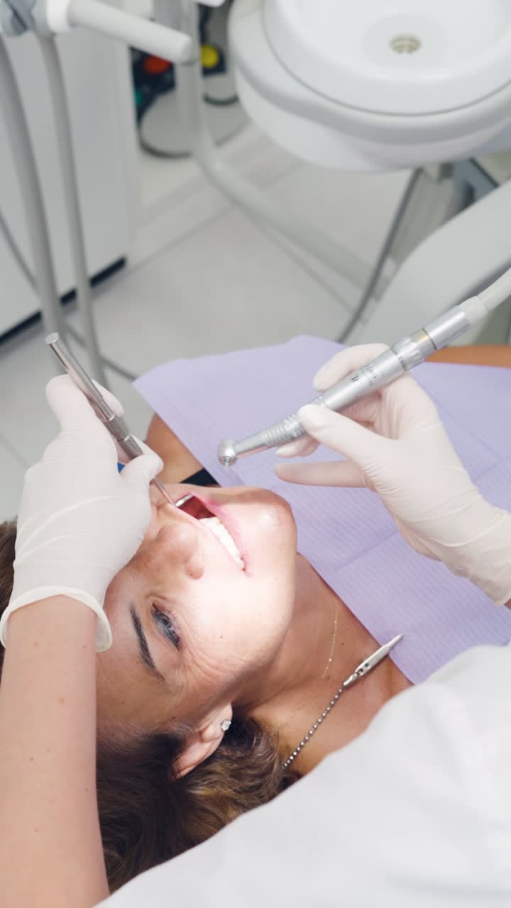 Procedura odontoiatrica eseguita da un dentista su un paziente