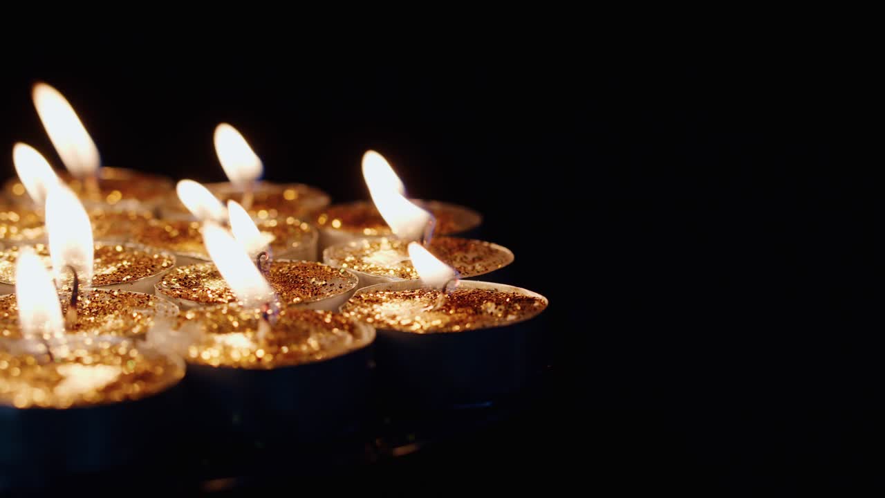 Sfondo di candele luccicanti in tazza da tè, luci giallo oro brillanti per celebrazioni, eventi religiosi, festival e anniversari.