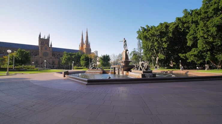 Fuente y catedral en un parque vacío de Sídney