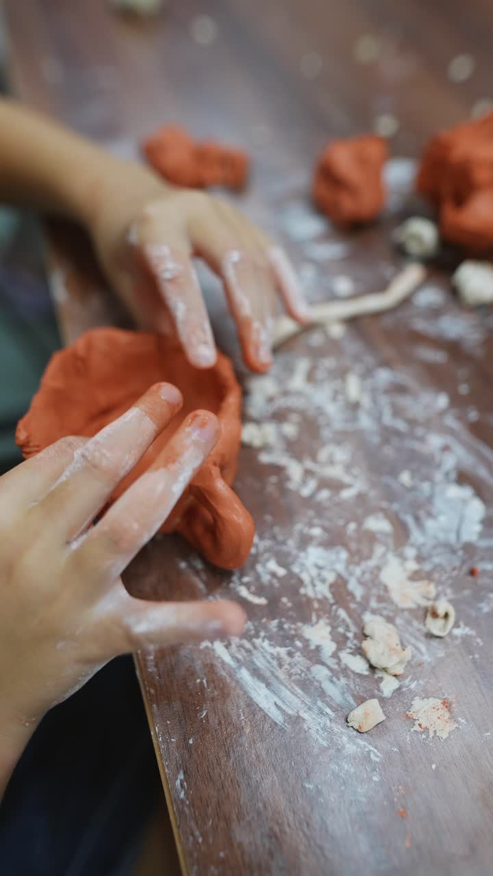 아이가 점토로 조각하는 법을 배우고 있습니다.