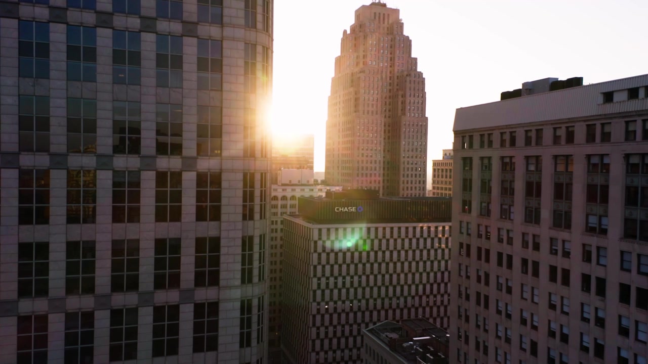 Este clipe foi filmado ao pôr do sol (Hora Dourada) no centro de Detroit. Usei um Drone Mavic 2 Pro para capturar estas imagens