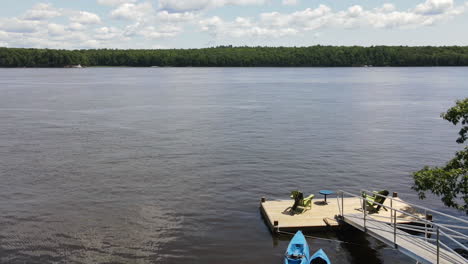 Timelapse-De-Un-Río-Con-Una-Rampa-De-Amarre-Con-Kayaks-Flotando