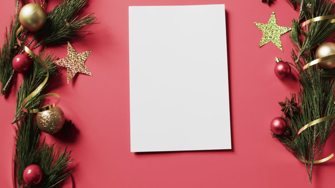 video de decoraciones de navidad y tarjeta blanca con espacio de copia en fondo rojo