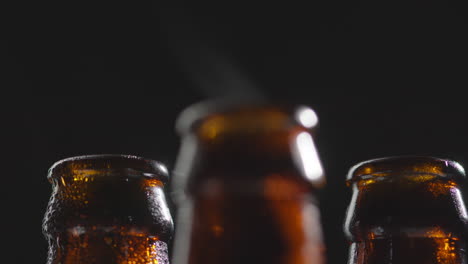 cierre de gotas de condensación en el cuello de botellas de cerveza fría o bebidas gaseosas con vapor de agua después de la apertura 2