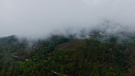 Sinuoso-Camino-Hacia-La-Ladera-De-La-Montaña-Con-Terrazas-De-Arroz-En-Una-Mañana-Brumosa-En-Punakha,-Bután