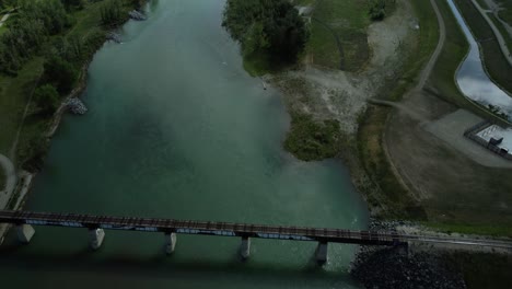 Perspectiva-Aérea-Deslizándose-Sobre-Un-Río-Dentro-De-Los-Límites-De-La-Ciudad,-Calgary,-Alberta