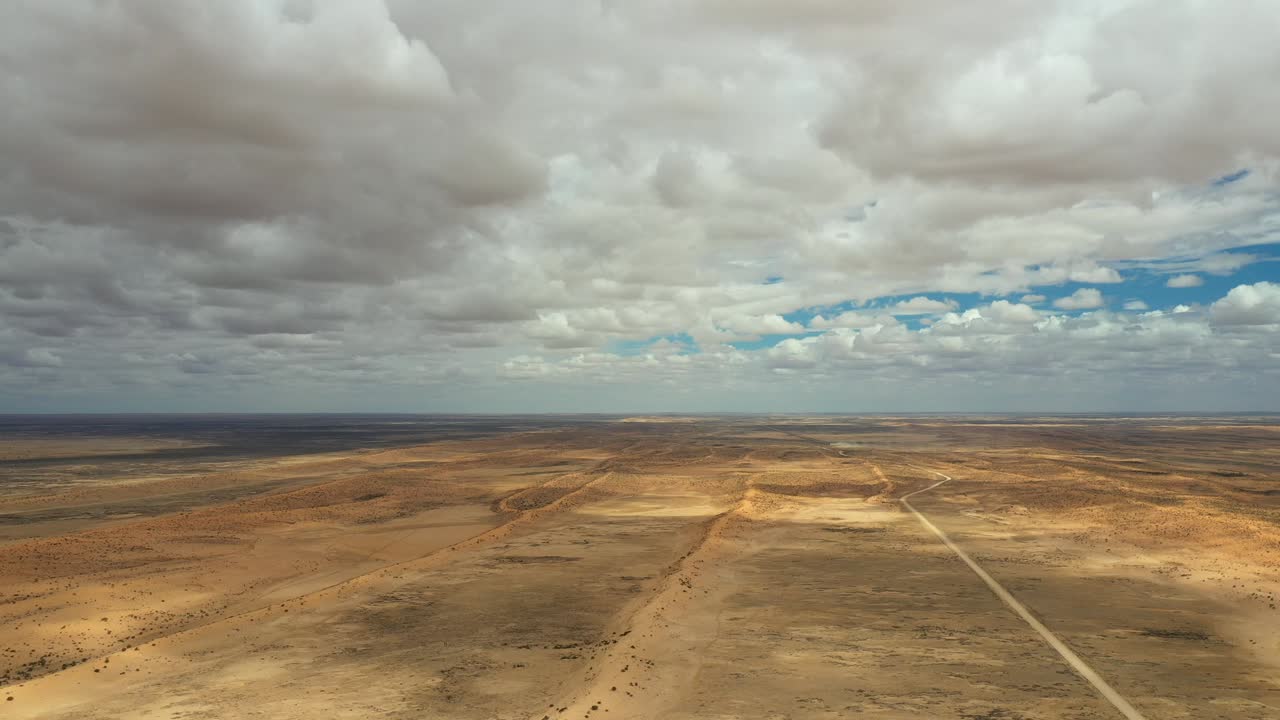 hyperlapse de drones sobre la pista de birdsville, en el sur de australia
