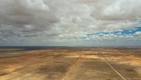 Hiperlapso-De-Drones-Sobre-La-Pista-De-Birdsville,-Australia-Del-Sur