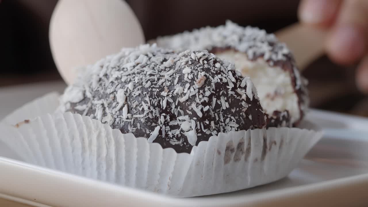 Delícia de marshmallow com coco e chocolate