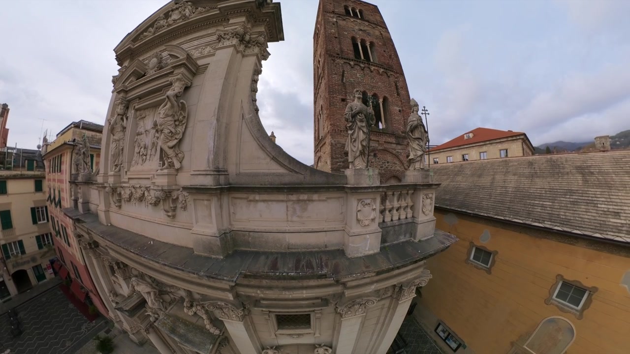 Splendida vista aerea a 360 gradi del campanile e della facciata ornata della chiesa Collegiata di Sant'Ambrogio a Varazze, Liguria.