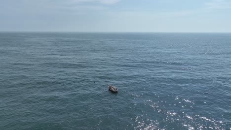 Fischerboot-Verankert-Blaues-Ozeanwasser-An-Sonnigen-Tagen-In-Der-Nähe-Der-Bucht-Von-Lima,-Peru