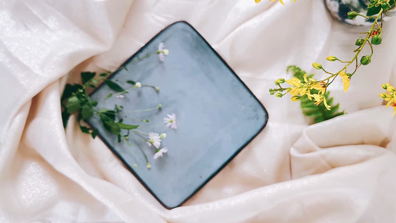 plato elegante con flores en la tela