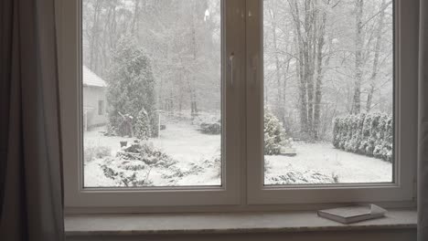 Volle-Fensteransicht-Mit-Schneiendem-Winter-Draußen