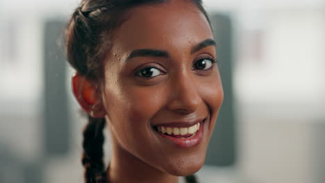 Indio,-Mujer-Y-Guiño-Con-Una-Sonrisa-En-La-Cara