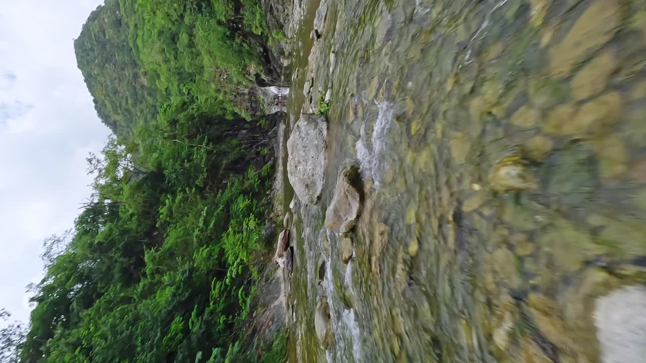 tomada vertical de fpv de las yayitas en beni, república dominicana