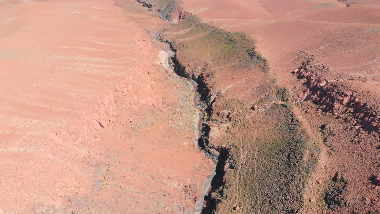 남미 칠레 북부 아타카마 사막의 산 페드로 데 아타카마 근처에 있는 인기 있는 거대한 선인장 협곡의 공중 전망