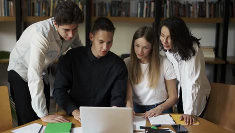 College-Studenten-Studieren-Gemeinsam-In-Einer-Gruppe,-Bereiten-Ein-Projekt-Vor,-Machen-Sich-Notizen,-Ein-Glückliches,-Vielfältiges-Junges-Team-Schreibt-Eine-Zusammenfassung-Des-Aufsatzes