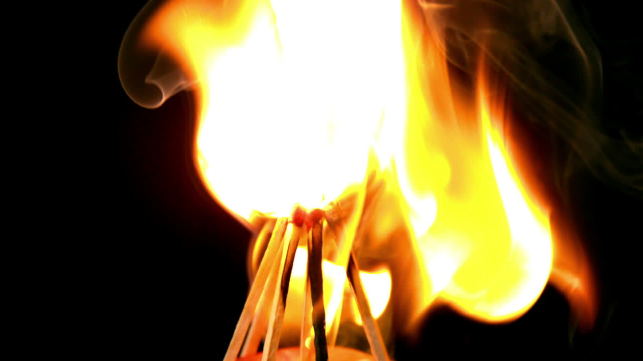 iluminación de la estructura de coincidencia sobre un fondo negro