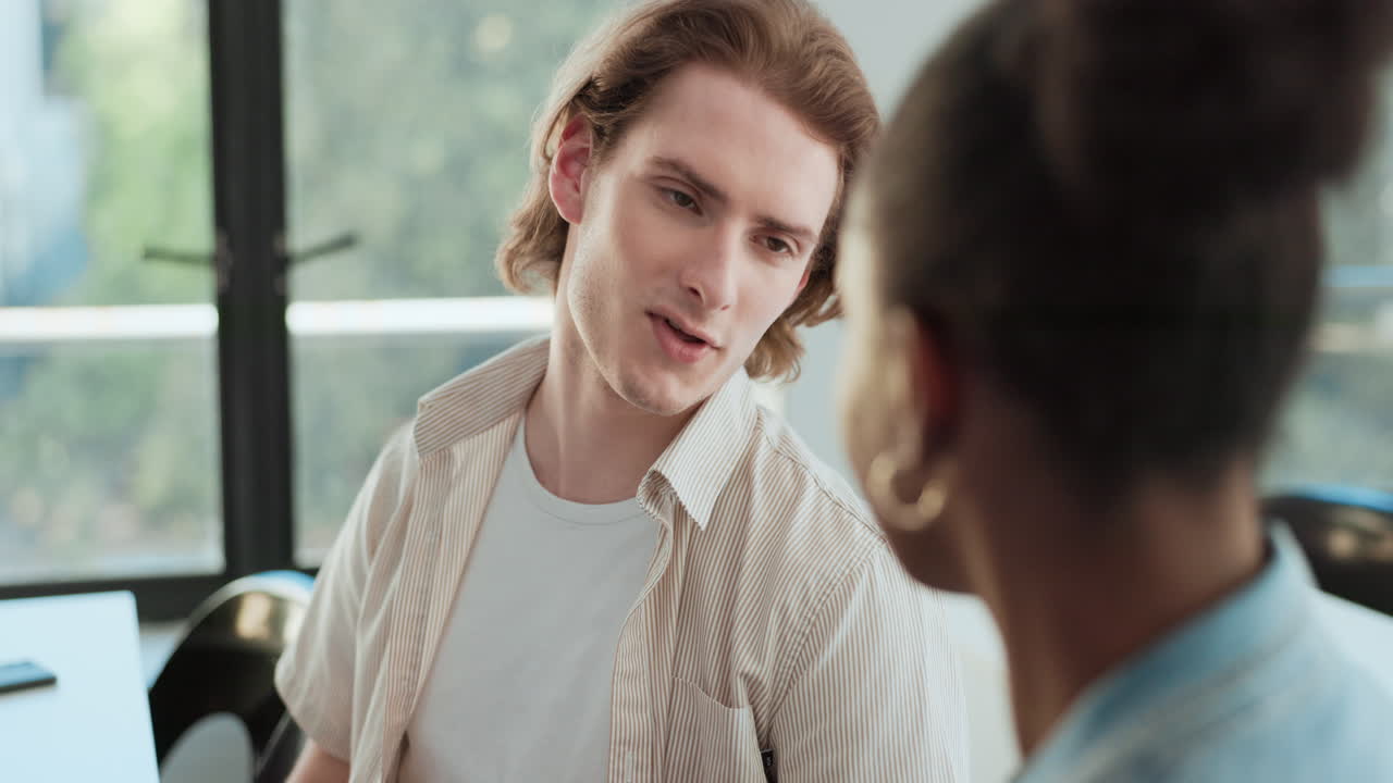 duas pessoas a conversar.