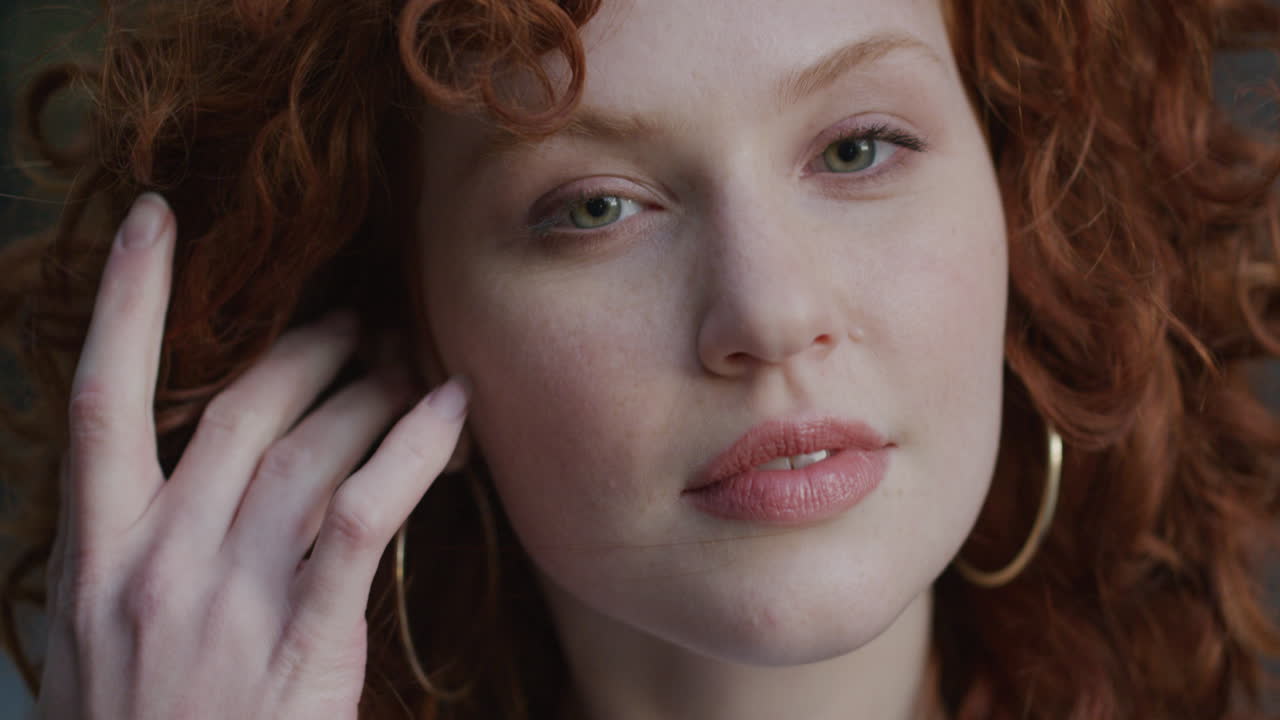 가까운 초상화 아름다운 젊은 여성 미소 머리카락을 통해 달리는 손 귀여운 무고한  ⁇ 은 머리 소녀 세련된 장미 헤어 스타일 느린 동작 여성적인 아름다움