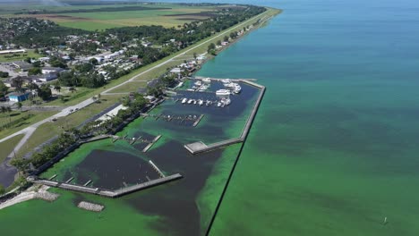 Excelente-Toma-Aérea-Del-Puerto-Deportivo-Cubierto-De-Algas-En-El-Lago-Okeechobee,-Florida