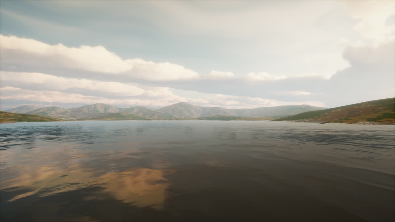 해가 지는 아름다운 평온한 호수