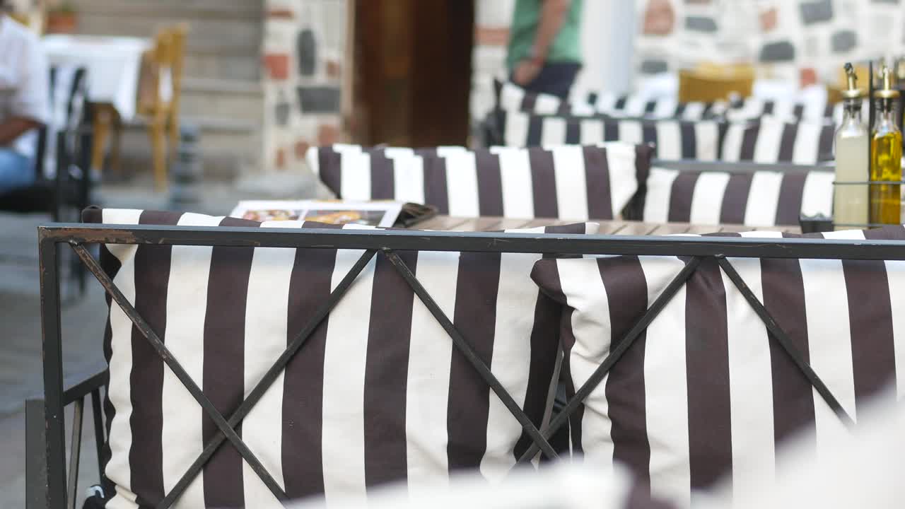 검은색과 색 줄무 베개가 있는 야외 카페