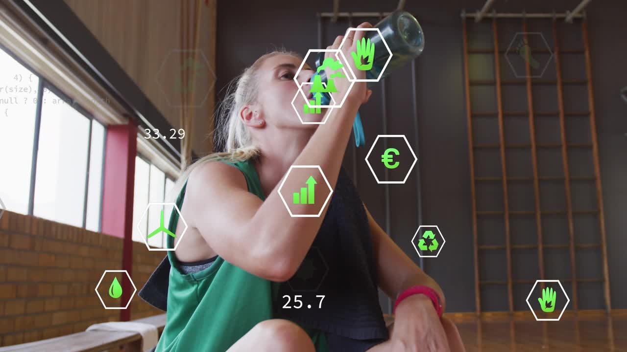 Atleta recuperando el aliento después del esfuerzo en un banco, agarrando una botella de agua con iconos hexagonales e hidratándose.