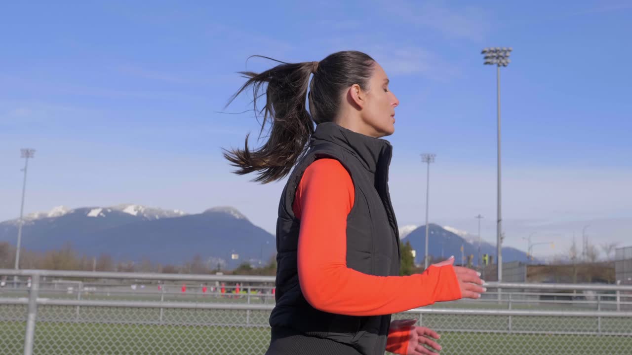 추운 겨울 아침 추적 샷에서 실행하는 젊은 운동 여자