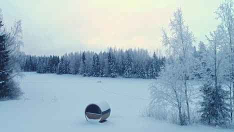 Winterlandschaftswald-Mit-Zylindrischer-Hütte,-Spa-Oder-Sauna-In-Der-Weiten-Wildnis,-Lettland,-Europa